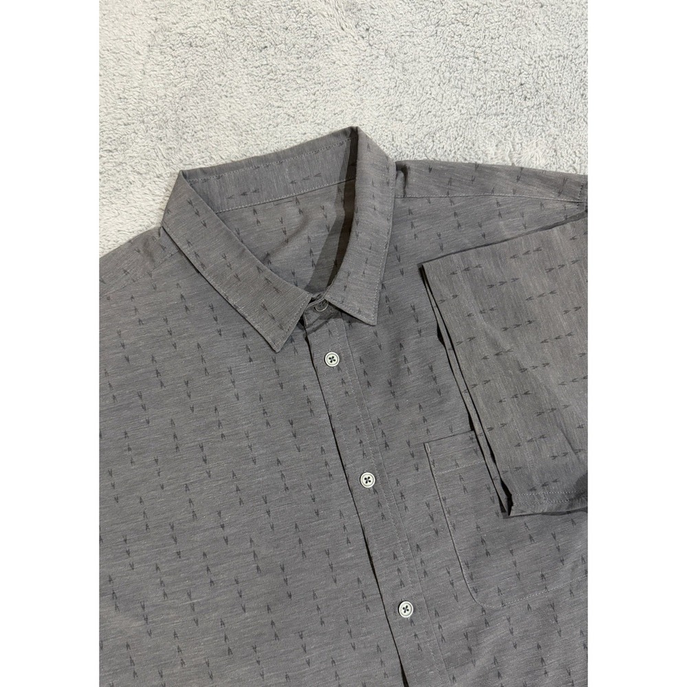 Vuori Shirt Men's 2XL Geometric Short Sleeve Bridge Button Down Stretch *READ